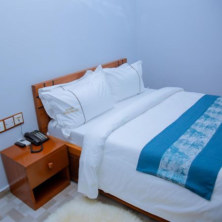 Hotel Rolax Dar es Salaam Exteriör bild