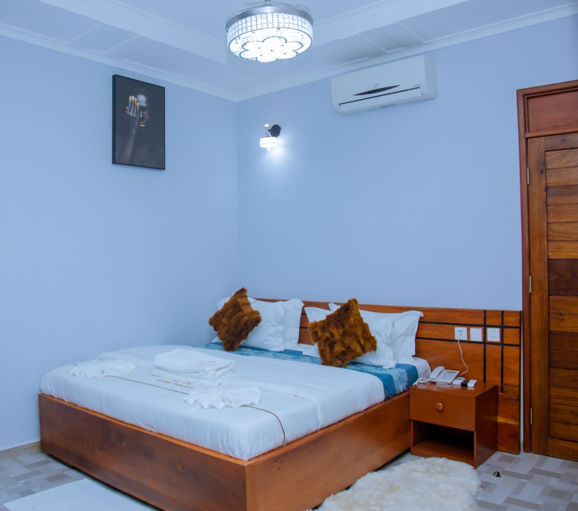 Hotel Rolax Dar es Salaam Exteriör bild
